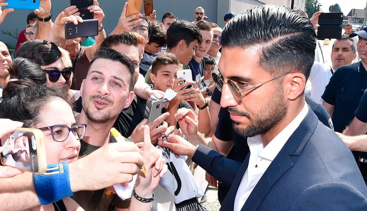 Pemain timnas Jerman, Emre Can menyapa suporter Juventus saat tiba di J Medical di Turin, Italia, (21/6). Can akan dikontrak Juventus selama lima tahun dengan biaya 5 juta euro dari Liverpool. (Alessandro Di Marco/ANSA via AP)