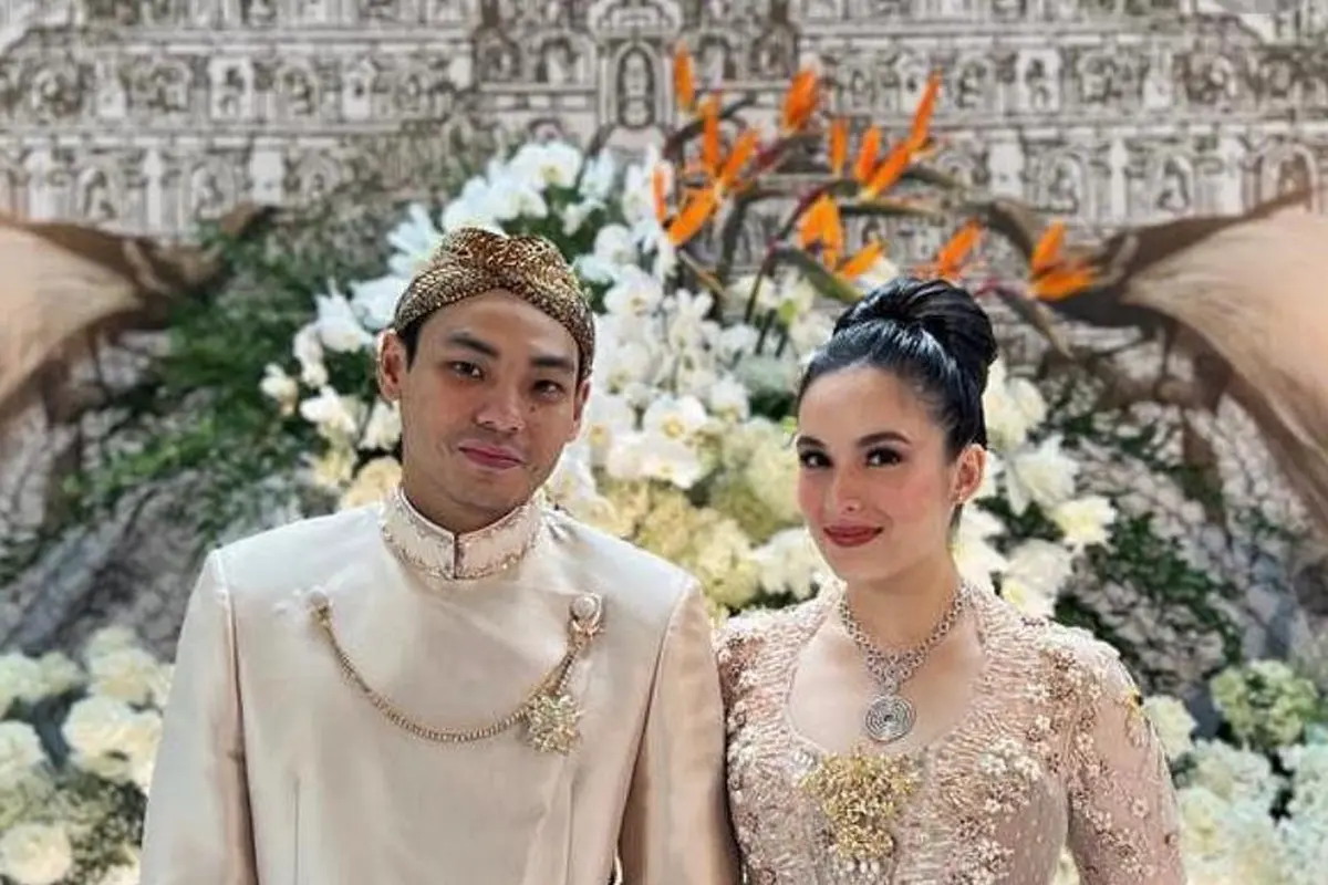 Potret Chelsea Islan Resmi Dilamar Rob Clinton, Tampil Anggun Berbalut Kebaya Jawa