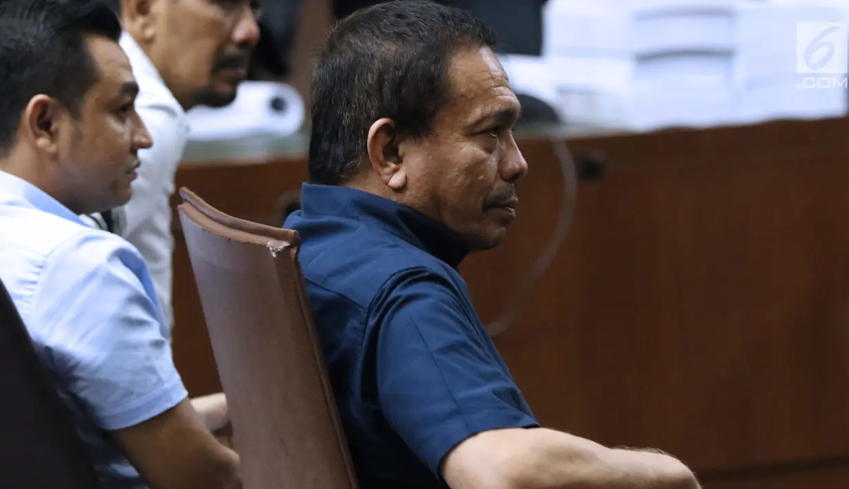Terdakwa suap Dana Otonomi Khusus Aceh 2018 dan penerimaan gratifikasi pelaksanaan proyek pembangunan Dermaga Sabang, Irwandi Yusuf (kanan) saat sidang tuntutan di Pengadilan Tipikor, Jakarta, Senin (25/3). Irwandi dituntut 10 tahun penjara dan denda Rp 500 juta (Liputan6.com/Helmi Fithriansyah)