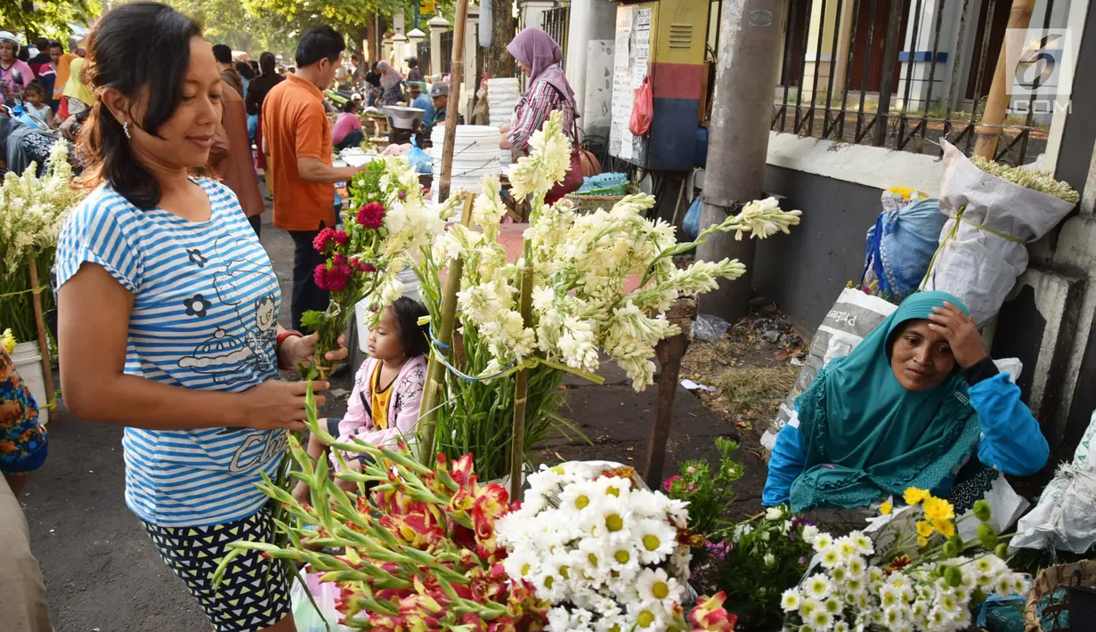 Pembeli memilih bunga untuk hiasan Lebaran di Pasar Peterongan Semarang, Kamis (14/6). Sejumlah pedagang bunga mengaku meraup keuntungan yang cukup besar pada momen menjelang Lebaran kali ini. (Liputan6.com/Gholib)