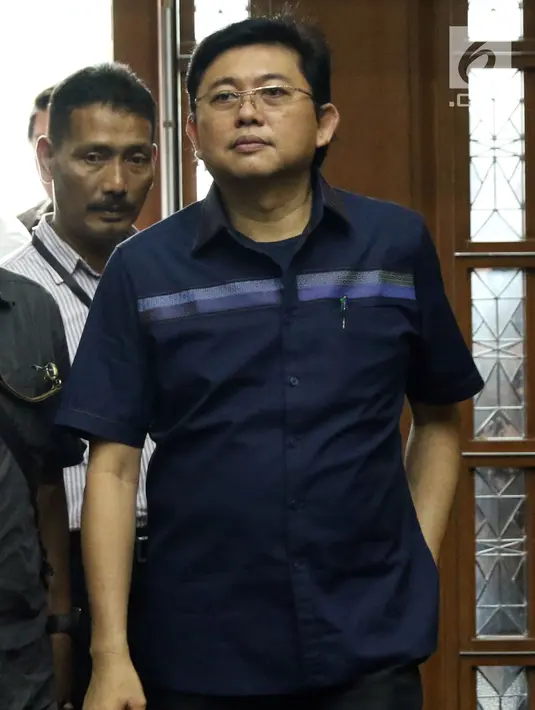 Advokat Lucas jelang sidang dakwaan di Pengadilan Tipikor, Jakarta, Rabu (7/11). Lucas didakwa menghalangi proses penyidikan KPK terhadap tersangka mantan petinggi Lippo Group, Eddy Sindoro. (Liputan6.com/Helmi Fithriansyah)