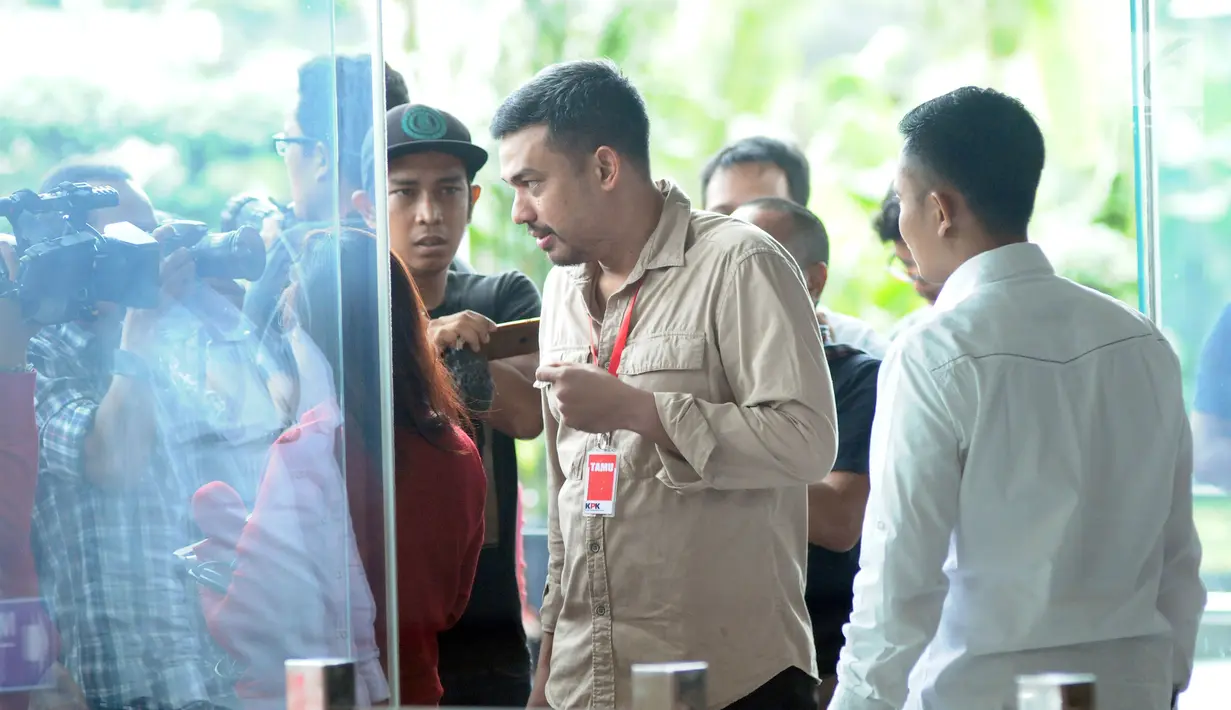 Wasekjen DPP Partai Golkar Maman Abdurrahman saat berada di Gedung KPK, Jakarta, Senin (27/11). Ia menyebut diperiksa sebagai saksi meringankan atau saksi a de charge untuk Ketua Umum Golkar Setya Novanto. (Liputan6.com/Helmi Fithriansyah)