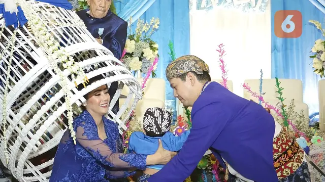 [Fimela] Ardina Rasti dan Arie Dwi Andika Gelar Tedak Siten