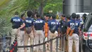 Sejumlah petugas kepolisian melakukan penjagaan selama proses rekonstruksi ulang pembunuhan Wayan Mirna Salihin di Kafe Olivier Grand Indonesia, Jakarta, (7/2).Selama proses rekonstruksi lokasi dijaga ketat oleh petugas. (Liputan6.com/Herman Zakharia)