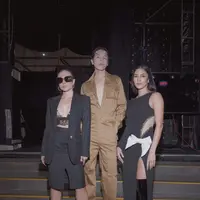 Wulan Guritno dan Aulia Sarah tutup pertunjukkan busana karya Hartono Gan di JF3 Fashion Festival 2024. Keduanya tampil berani kenakan busana dengan siluet yang khas dari Hartono Gan. [@wulanguritno]