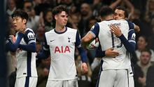 Pemain Tottenham Hotspur merayakan gol yang dicetak Brennan Johnson ke gawang Qarabag dalam laga matchday pertama Liga Europa di Tottenham Hotspur Stadium, London, Jumat (27/9/2024) dini hari WIB. Tottenham menang 3-0 meski bermain dengan 10 pemain. (Glyn KIRK / AFP)