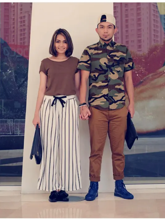 "Tadinya mau berteman gitu saja. Tapi lama-lama kok jadi merasa cocok," ujar presenter Rina. (Instagram/ @fakhrulrazifr)