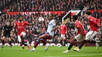 Pemain MU, Victor Lindelof (kanan) dan Tyrell Malacia (dua kanan), berusaha menutup pergerakan dari pemain Aston Villa,Jhon Duran, dalam pertandingan pekan ke-34 Liga Inggris 2022/2023 yang berlangsung di Old Trafford, Minggu (30/4/2023). (AFP/Oli Scarff)