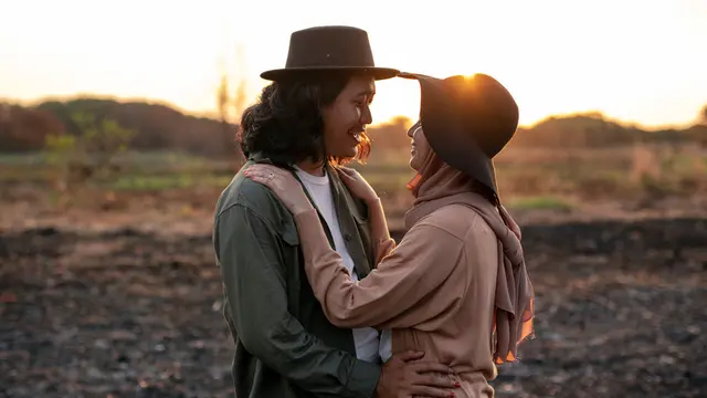 couple romantis bahagia