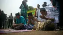 Sejumlah massa saat melakukan aksi protes atas pengesahan UU Pilkada di depan Istana Negara, Jakarta, (29/9/14). (Liputan6.com/Faizal Fanani)