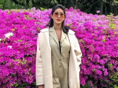 Menggunakan jumpsuit berwarna krem dan dipadukan dengan jaket berwarna senada, penampilan Elma Agustin ini pun dilengkapo dengan kacamata berwarna. Meski begitu, gaya sederhana yang digunakan olehnya tetap membuat Elma terlihat menawan. (Liputan6.com/IG/@elmaaa_e)