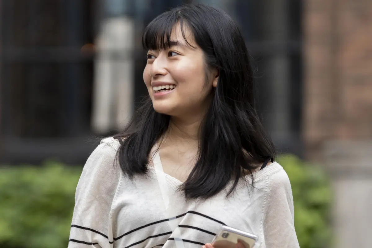 wanita agustus tampilan kasual