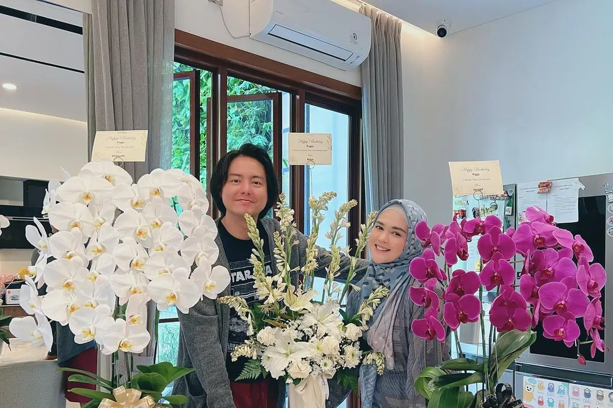 Roger Danuarta dan Cut Meyriska (https://www.instagram.com/p/CsiCQmcPbNJ/)