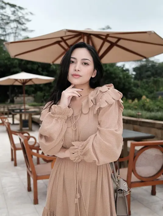 Rachel Vennya kembali mencuri perhatian saat menikmati momen liburannya di salah satu resort mewah di Jawa Tengah. [@rachelvennya].