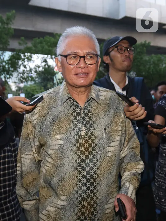 Direktur PT Pan Arcadia Asset Management Irawan Gunari seusai menjalani pemeriksaan di gedung Jampidsus Kejaksaan Agung, Jakarta, Rabu (15/1/2020). Irawan Gunari diperiksa sebagai saksi kasus dugaan korupsi pengelolaan keuangan dan dana investasi PT Asuransi Jiwasraya. (Liputan6.com/Herman Zakharia)