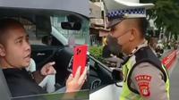 Pemobil Tak Terima Ditegur Polisi, Keluarkan Kata Kasar Tak Pantas. ©2023 Merdeka.com/instagram.com/kabarnegri