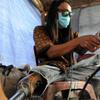 Ronald Regen (33), perajin yang juga penyandang disabilitas membuat kaki palsu di Dusun IV Rawailat, Desa Dayeuh, Cileungsi, Bogor, Jawa Barat, Selasa (29/3/2022). UMKM kaki palsu yang sempat bangkrut akibat pandemi COVID-19 mulai bangkit sejak awal tahun. (merdeka.com/Arie Basuki)