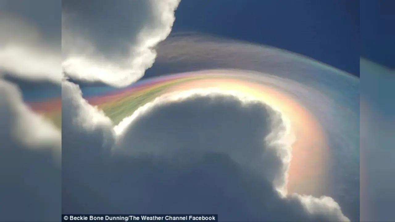 Penampakan Awan Pelangi Indah di Angkasa