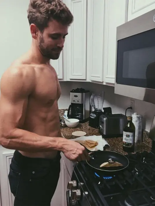 Nick Viall pun memamerkan keahlian memasaknya tanoa menggunakan baju lewat akun Instagamnya. (HollywoodLife)