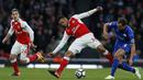 Gelandang Arsenal, Francis Coquelin, berusaha melewati bek Leicester, Danny Drinkwater, pada laga Premier League di Stadion Emirates, London, Rabu (26/4/2017). Arsenal menang 1-0 atas Leicester. (AFP/Ian Kington)