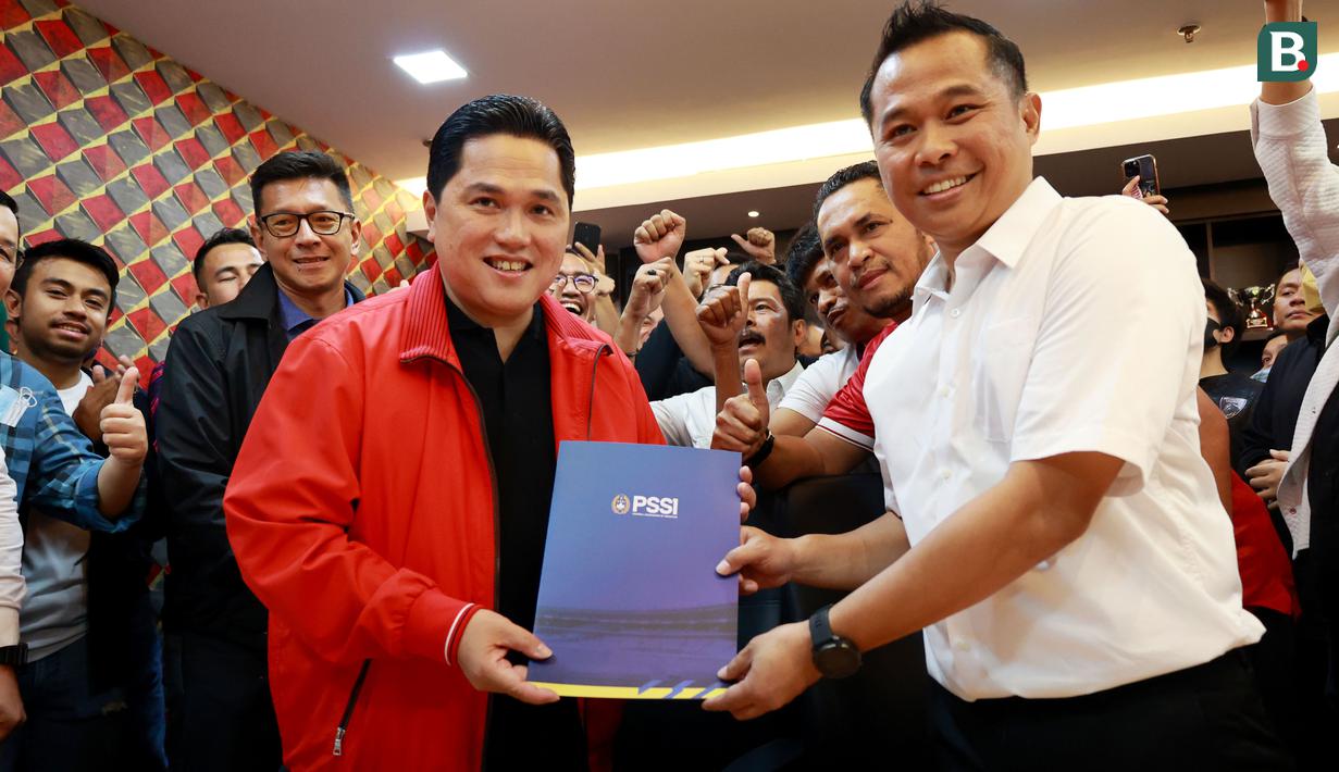 Direktur PT Persib Bandung Bermartabat (PBB), Teddy Tjahjono (kiri) juga ikut menemani Erick Thohir mendaftar sebagai caketum PSSI periode 2023-2027. (Bola.com/M Iqbal Ichsan)