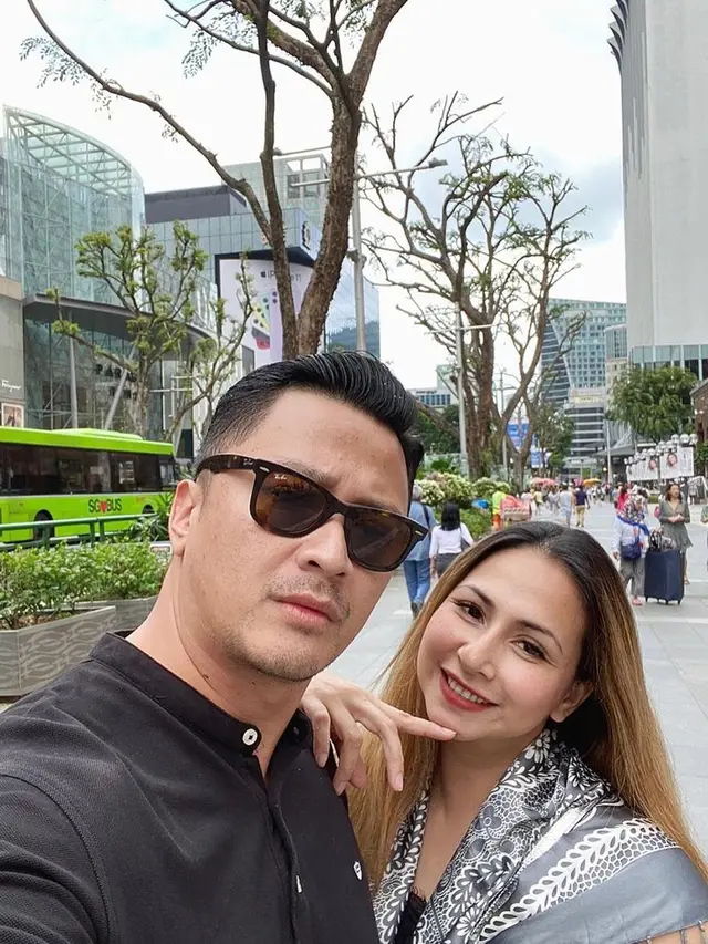 8 Tahun Bersama, Ini 6 Potret Mesra Deswita dan Ferry Maryadi