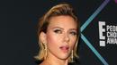 Aktris Scarlett Johansson berpose saat menghadiri People's Choice Awards 2018 di Barker Hangar di Santa Monica, California (11/11). Scarlett Johansson tampil seksi dengan mengekspose bahu serta bagian dadanya. (AFP Photo/Getty Images/Matt Winkelmeyer)