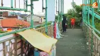 [VIDEO) Khawatir Banjir, Warga Tebet Mengungsi Ke Jembatan