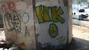Coretan memenuhi dinding kolong Flyover Kuningan, Jakarta, Selasa (25/9). Kurang tegasnya sanksi terhadap pelaku vandalisme menyebabkan sudut Ibu Kota dipenuhi coretan-coretan tidak bertanggung jawab. (Liputan6.com/Immanuel Antonius)