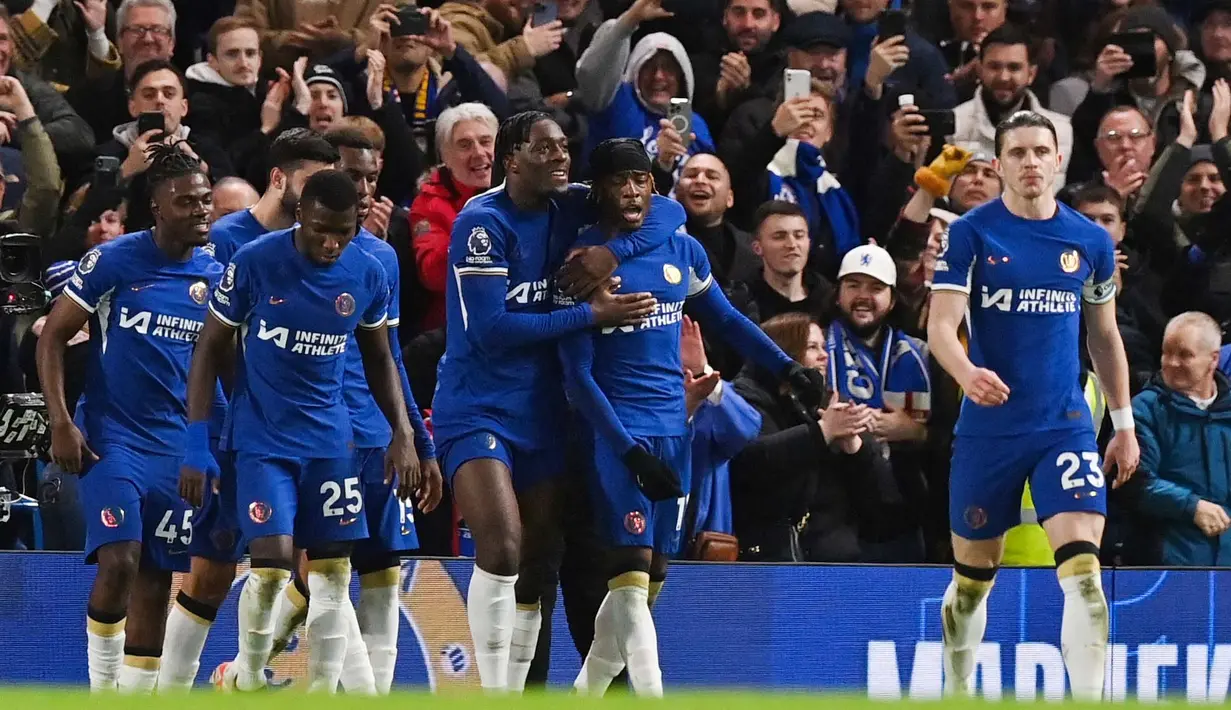 Para pemain Chelsea merayakan gol yang dicetak oleh Noni Madueke ke gawang Crystal Palace pada pekan ke-19 Premier League 2023/2024 di Stadion Stamford Bridge, Kamis (28/12/2023). Berkat hasil ini, Chelsea menempati peringkat ke-10 klasemen Premier League dengan koleksi 25 poin. (AFP/Glyn Kirk)