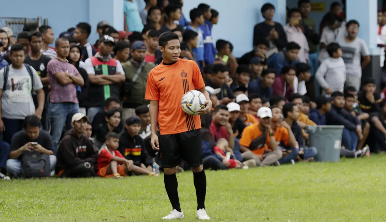 Pemain Persija Jakarta, Evan Dimas, saat latihan di Lapangan Sutasoma, Jakarta, Jumat (17/1/2020). Gelandang Timnas Indonesia ini menjadi rekrutan baru Macan Kemayoran untuk mengarungi Liga 1 musim depan. (Bola.com/M Iqbal Ichsan)
