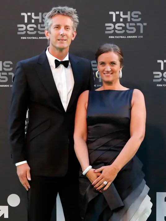 Mantan penjaga gawang Belanda, Edwin van der Sar dan istrinya Annemarie saat menghadiri FIFA Football Awards di London, Inggris, Senin (24/9). FIFA Football Awards merupakan penghargaan untuk para pesepak bola terbaik. (AP Photo/Frank Augstein)