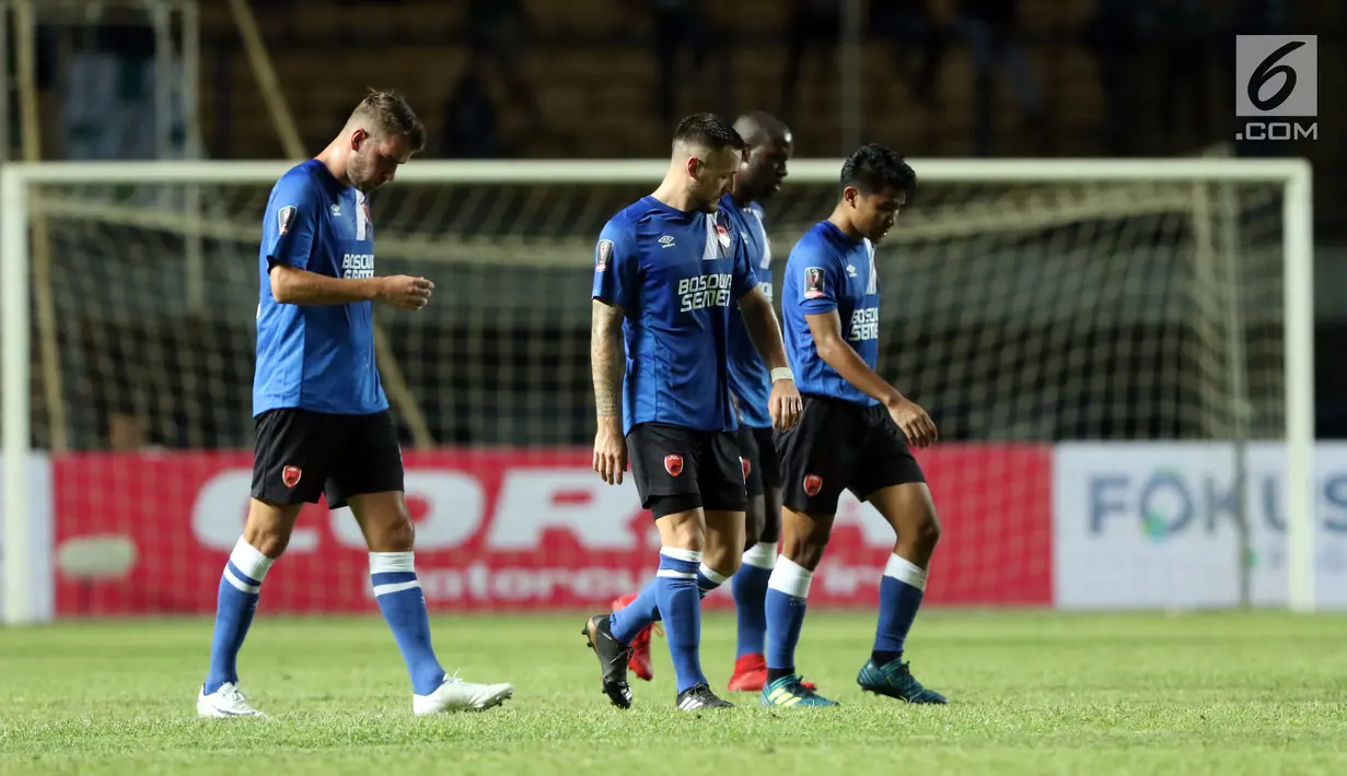 Pemain PSM Makassar tertunduk usai dikalahkan PSMS Medan di laga penyisihan grup A Piala Presiden 2018 di Stadion GBLA, Bandung, Selasa (16/1). PSMS unggul 2-1. (Liputan6.com/Helmi Fithriansyah)