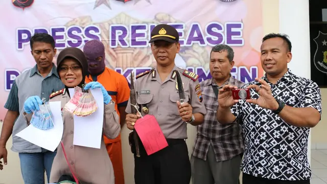 Kapolres Kebumen AKBP Titi Hastuti menujukkan barang bukti yang disita dari tersangka Ponso alias PS, Kepala Desa Jatiluhur. (Foto: Liputan6.com/Muhamad Ridlo)