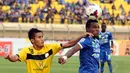Pemain belakang Barito Putera, Guntur Ariyadi (kiri), mencoba menahan Djibril Coulibaly (Persib) dalam laga lanjutan ISL di Stadion Si Jalak Harupat, (10/6/2014). (Liputan6.com/Helmi Fithriansyah)