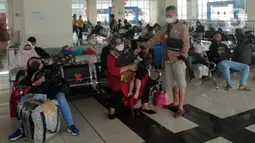 Calon penumpang menunggu pemberangkatan di Terminal Pulo Gebang, Jakarta, Selasa (4/5/2021). Jumlah penumpang yang berangkat dari Terminal Pulo Gebang terus meningkat jelang diberlakukannya aturan larangan mudik Lebaran mulai 6 Mei-17 Mei 2021. (Liputan6.com/Herman Zakharia)