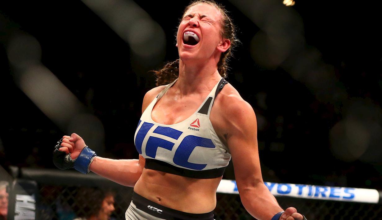 Atlet tarung bebas, Miesha Tate, merayakan kemenangan atas Holly Holm dalam UFC 196 di MGM Grand Garden Arena, Las Vegas, AS. (5/3/2016). (Reuters/USA TODAY Sports/Mark J. Rebilas)