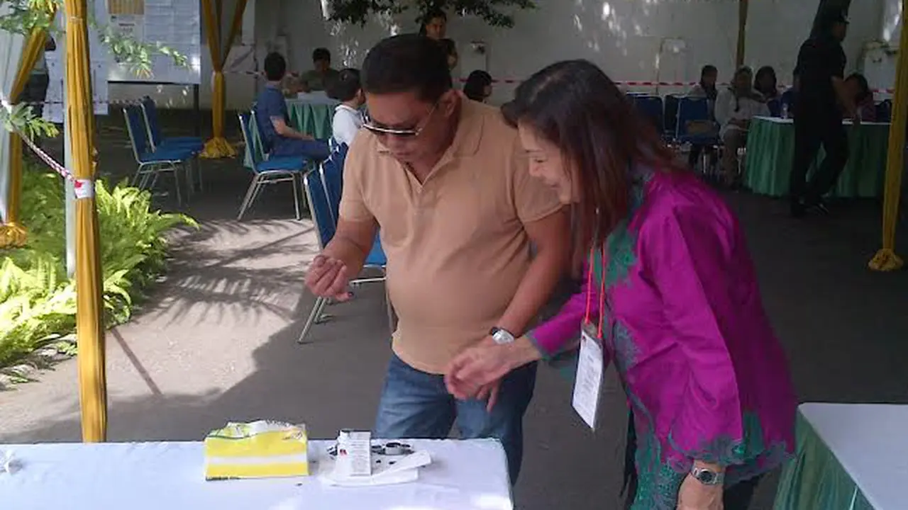 Adiguna Sutowo Coblos Teman SMA di TPS 02 Menteng