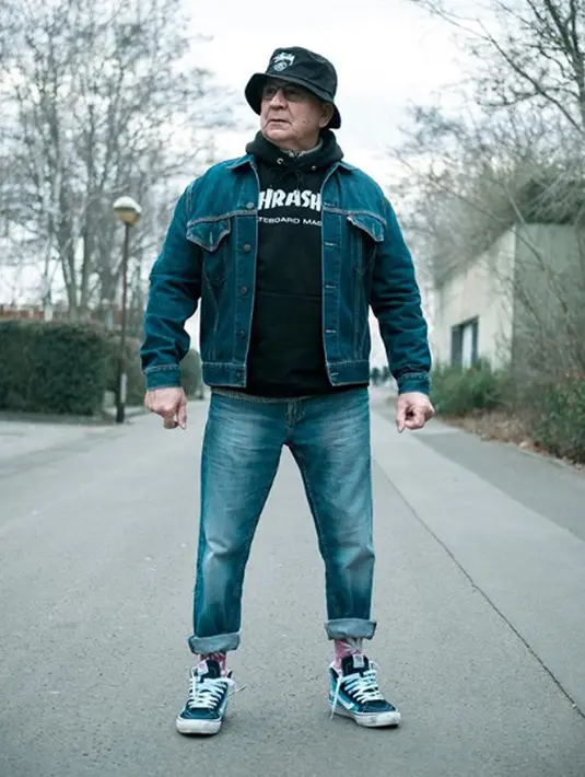 Kakek asal Jerman, Alojz Abram berpose dengan menggunakan topi dan jaket jeans. Abram terkenal setelah sang cucu, Jannik Diefenbach kerap mengunggah foto-foto sang kakek ke akun media sosialnya. (Instagram/jaadiee)