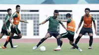 Pemain Timnas Indonesia, Dedik Setiawan, saat mengikuti sesi latihan di Stadion Wibawa Mukti, Jawa Barat, Minggu (4/11). Latihan ini merupakan persiapan jelang Piala AFF 2018. (Bola.com/M Iqbal Ichsan)