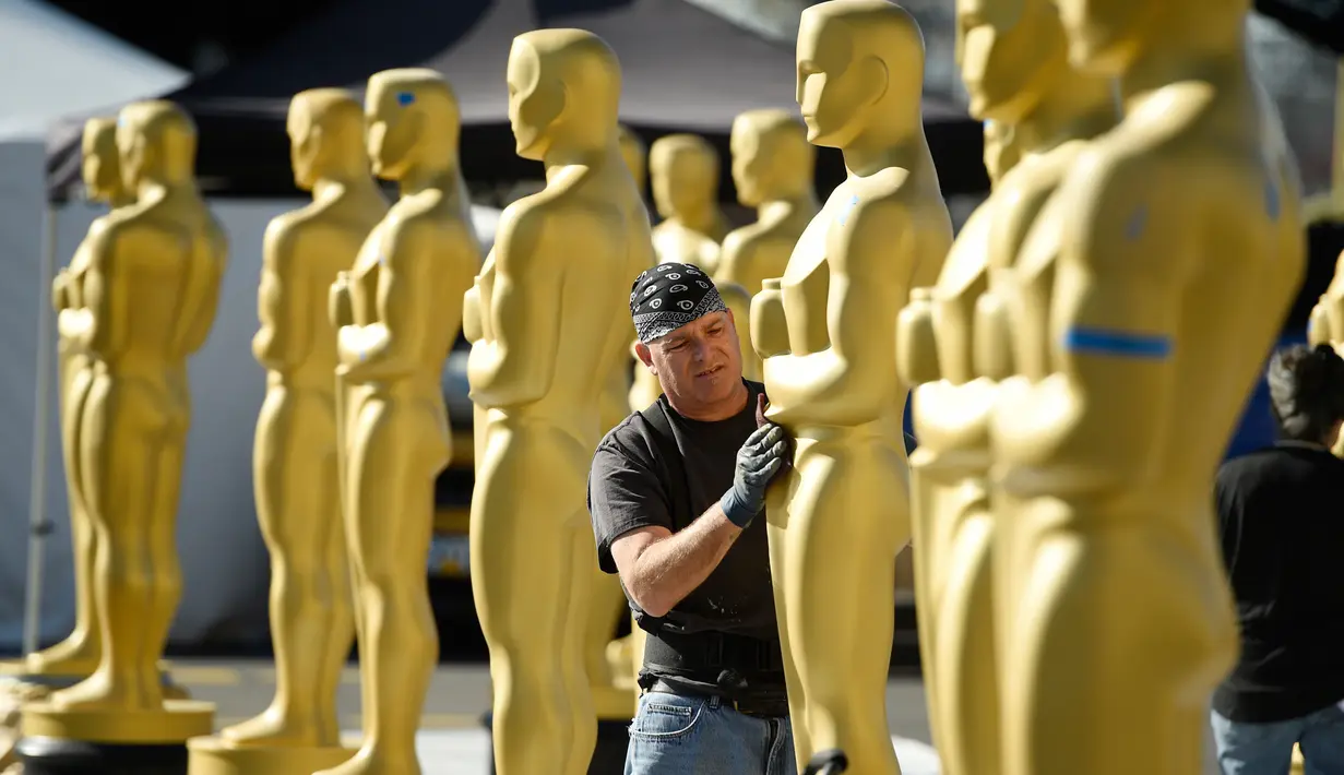 Perajin Rick Roberts memberikan sentuhan akhir pada patung Oscar 2017, di Hollywood, Los Angeles, 22 Februari 2017. Penganugerahan Academy Awards ke-89 akan diselenggarakan pada 26 Februari 2017 waktu setempat. (Photo by Chris Pizzello/Invision/AP)