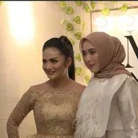 Berkolaborasi dengan perancang busana ternama, Krisdayanti hadirkan konsep strategi yang berbeda.