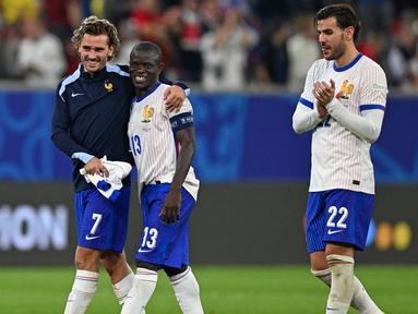 Pemain Prancis, N'Golo Kante (tengah) bersama Antoine Griezmann merayakan kemenangan timnya atas Austria pada laga Grup D Euro 2024 di Duesseldorf Arena, Duesseldorf, Jerman, Selasa (18/06/2024) WIB. (AFP/Patricia De Melo Moreira)