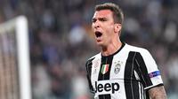 Penyerang Juventus, Mario Mandzukic melakukan selebrasi usai mencetak gol ke gawang AS Monaco pada leg kedua semifinal Liga Champions di Turin, Italia, (10/5). Juventus melangkah ke final setelah menang dengan aggregat 4-1. (AFP Photo/Alberto Pizzoli)