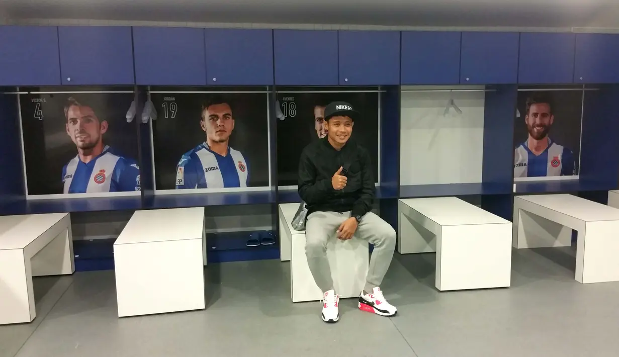 Evan Dimas Darmono berkunjung ke ruang ganti pemain RCD Espanyol di Estadio Cornella-El Prat. (Bola.com/La Liga)