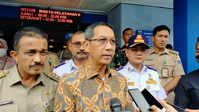 Penjabat (Pj) Gubernur DKI Jakarta Heru Budi Hartono melakukan inspeksi mendadak di Unit Pengelola Pengujian Kendaraan Bermotor (UP PKB) Ujung Menteng, Cakung, Jakarta Timur. (Liputan6.com/Winda Nelfira)