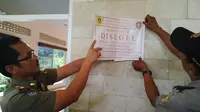 Petugas Satpol PP menyegel bangunan Hotel Seruni, Puncak, Bogor. (Liputan6.com/Bima Firmansyah)