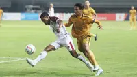 Bek PSM Makassar, Safruddin Tahar menjauhkan bola dari gelandang Bhayangkara FC, David Maulana dala lanjutan BRI Liga 1 2023/2024, Sabtu (29/7/2023) malam di Stadion Patriot Candrahaga, Bekasi. (Dok. PSM Makassar)