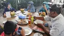 Pengunjung mengenakan pelindung wajah saat makan di Restoran Bandar Djakarta, Alam Sutra, Tangerang Selatan, Banten, Rabu (10/6/2020). Tangerang dan Tangerang Selatan menjalankan PSBB transisi menuju kenormalan baru dengan menerapkan protokol kesehatan COVID-19. (merdeka.com/Arie Basuki)