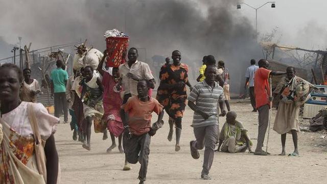 Suasana mencekam ketika rakyat sipil berlarian menyelamatkan diri dari kepungan perang Sudan Selatan (AFP/Justin Lynch)